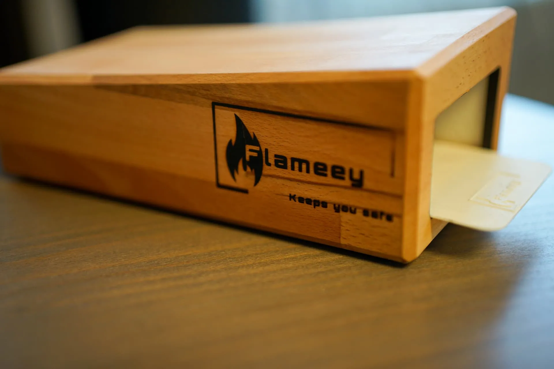 Flameey Holzbox mit eingebranntem Logo und seitlicher Öffnung mit heller Klappe